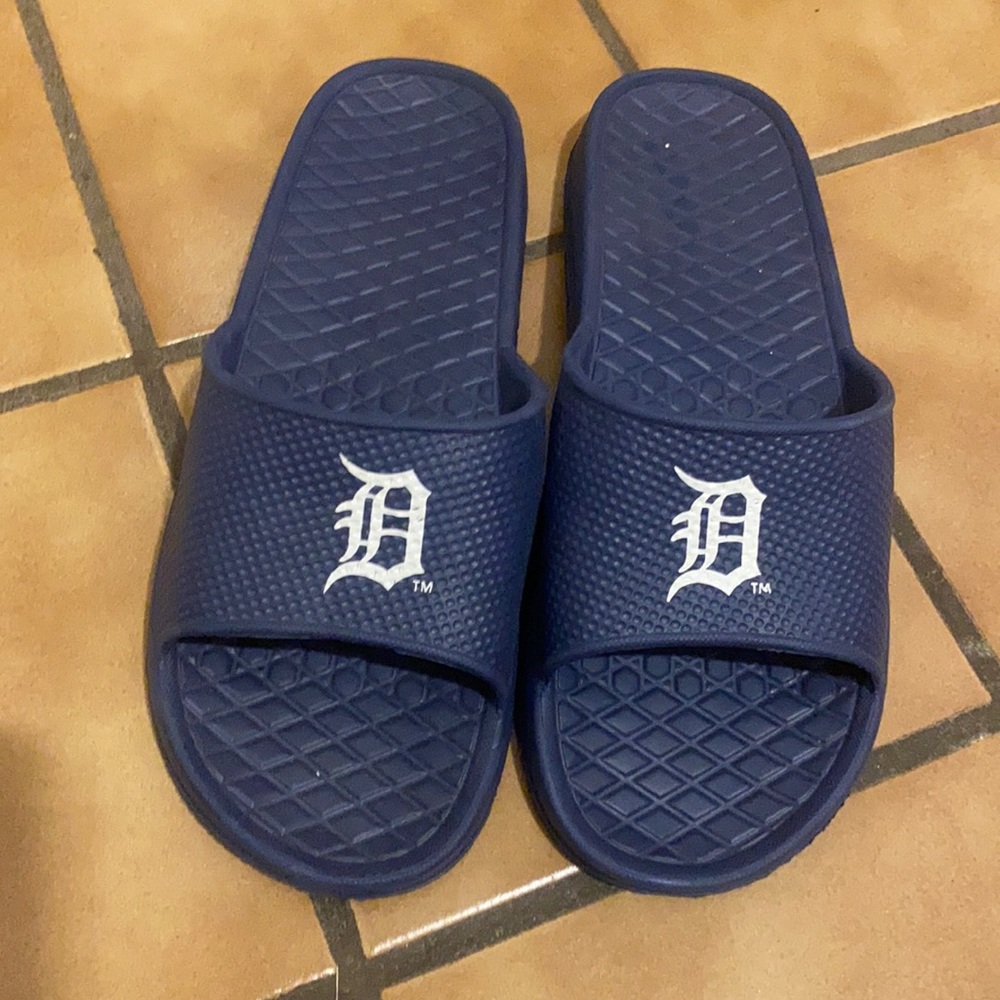 Men’s size M(9-10) navy blue Detroit Tigers D slide sandal